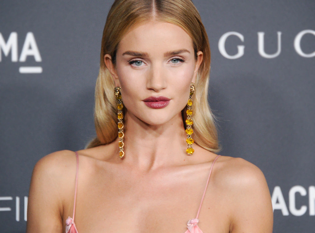 Revolutionizing Makeup Routines: Rosie Huntington-Whiteley’s Innovative Use of Blusher on Eyelids