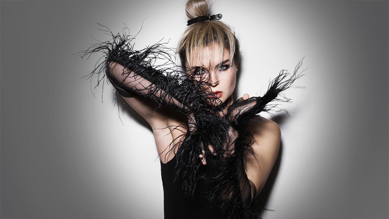 Unleash Your Inner Celebration: Why Feathers Reign Supreme at New Year’s Eve and Carnival Festivities