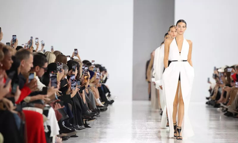 Experience the Allure of Max Mara’s Spring/Summer 2025 Fashion Show – A Captivating Journey Through Timeless Style and Innovation