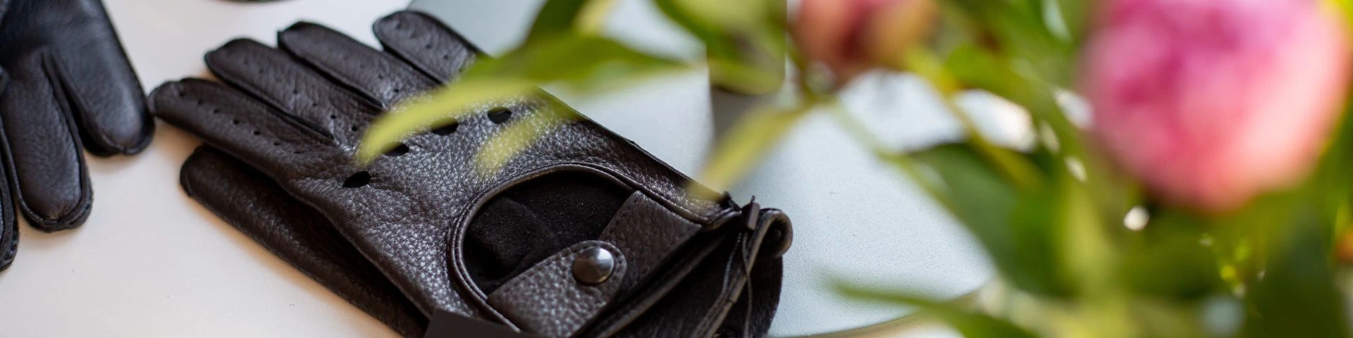 Elegant Gloves: A Detail That Creates Luxury