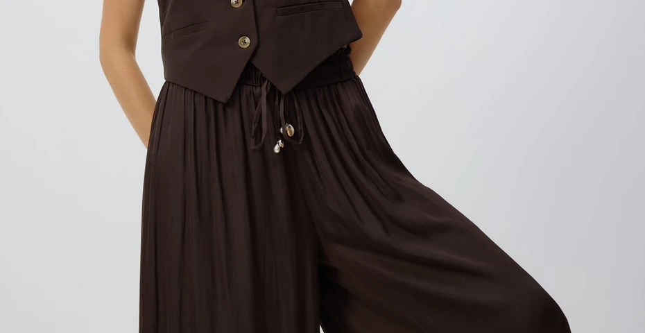 Comfortable and Stylish: Elastic-Waist Pants Are a Summer 2026 Must-Have